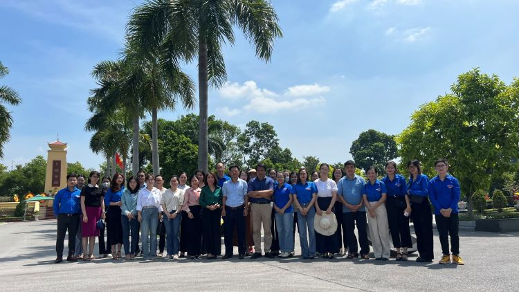 Trung tâm Lý lịch tư pháp quốc gia dâng hương tưởng niệm các anh hùng liệt sỹ tại Nghĩa trang Mai Dịch – Hà Nội