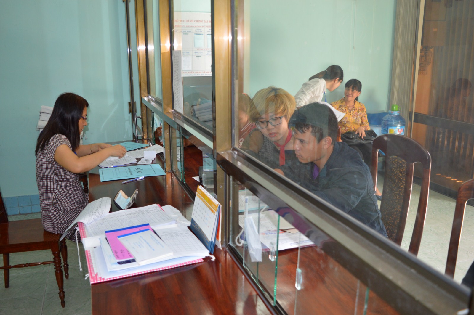 Chuyên viên một cửa đang nhận hồ sơ và trả kết quả cho cá nhân và tổ chức