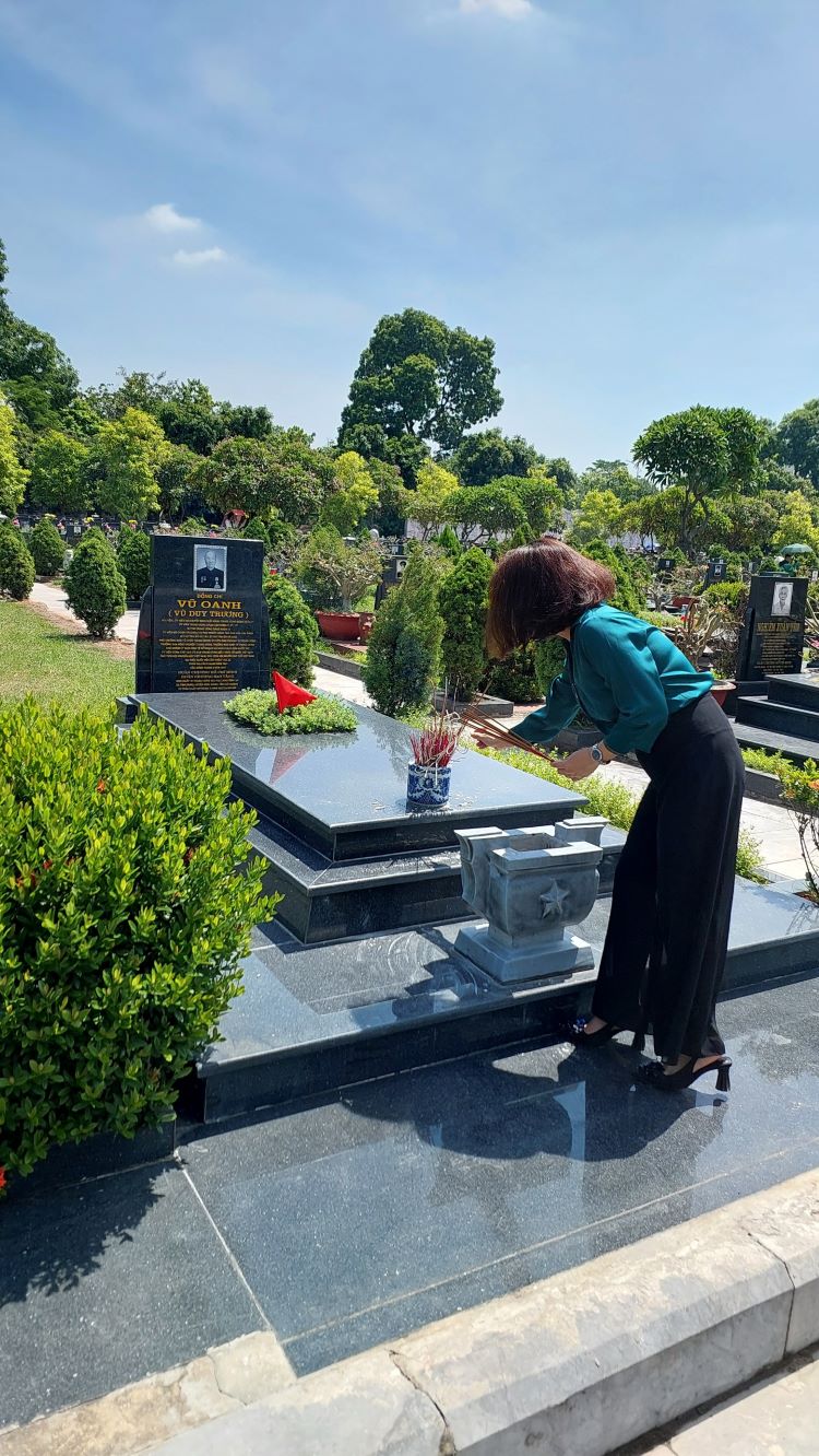 Đồng chí Đỗ Thị Thúy Lan – Phó Giám đốc Trung tâm Lý lịch tư pháp quốc gia thắp hương lên  phần mộ các anh hùng liệt sỹ sau Lễ dâng hương tại Đài tưởng niệm.