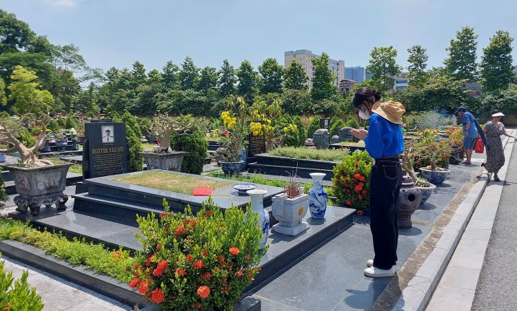 Các viên chức, người lao động của Trung tâm Lý lịch tư pháp quốc gia thắp hương lên phần mộ các anh hùng liệt sỹ sau Lễ dâng hương tại Đài tưởng niệm